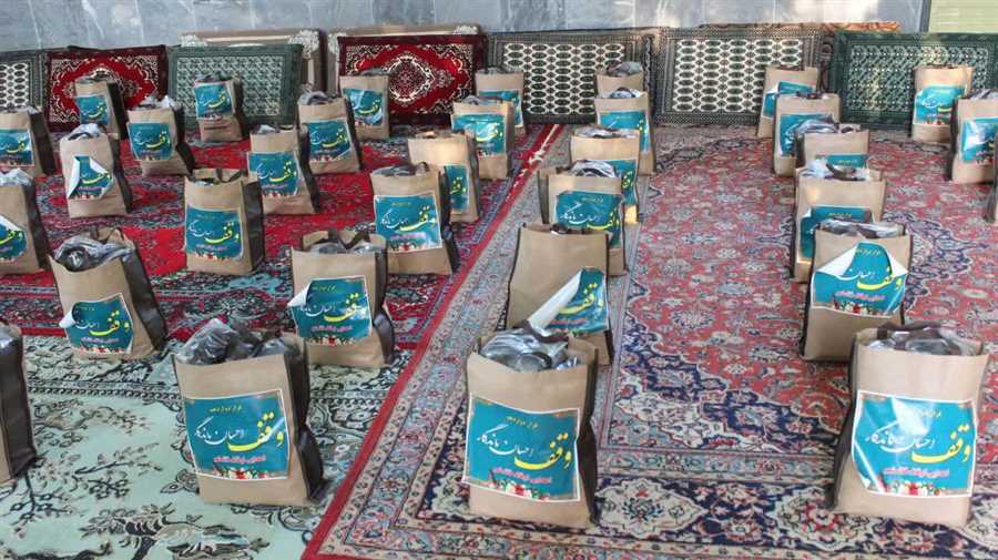 توزیع سبد کالا به خانواده‌های کم برخوردار در قائم شهر 